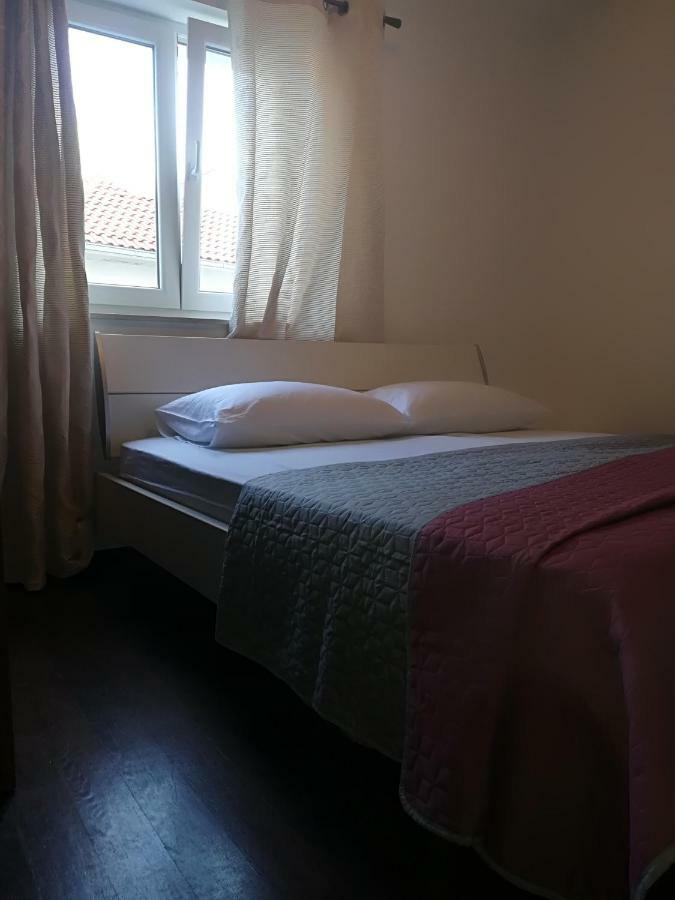 Apartman Brzovic Omis Bagian luar foto